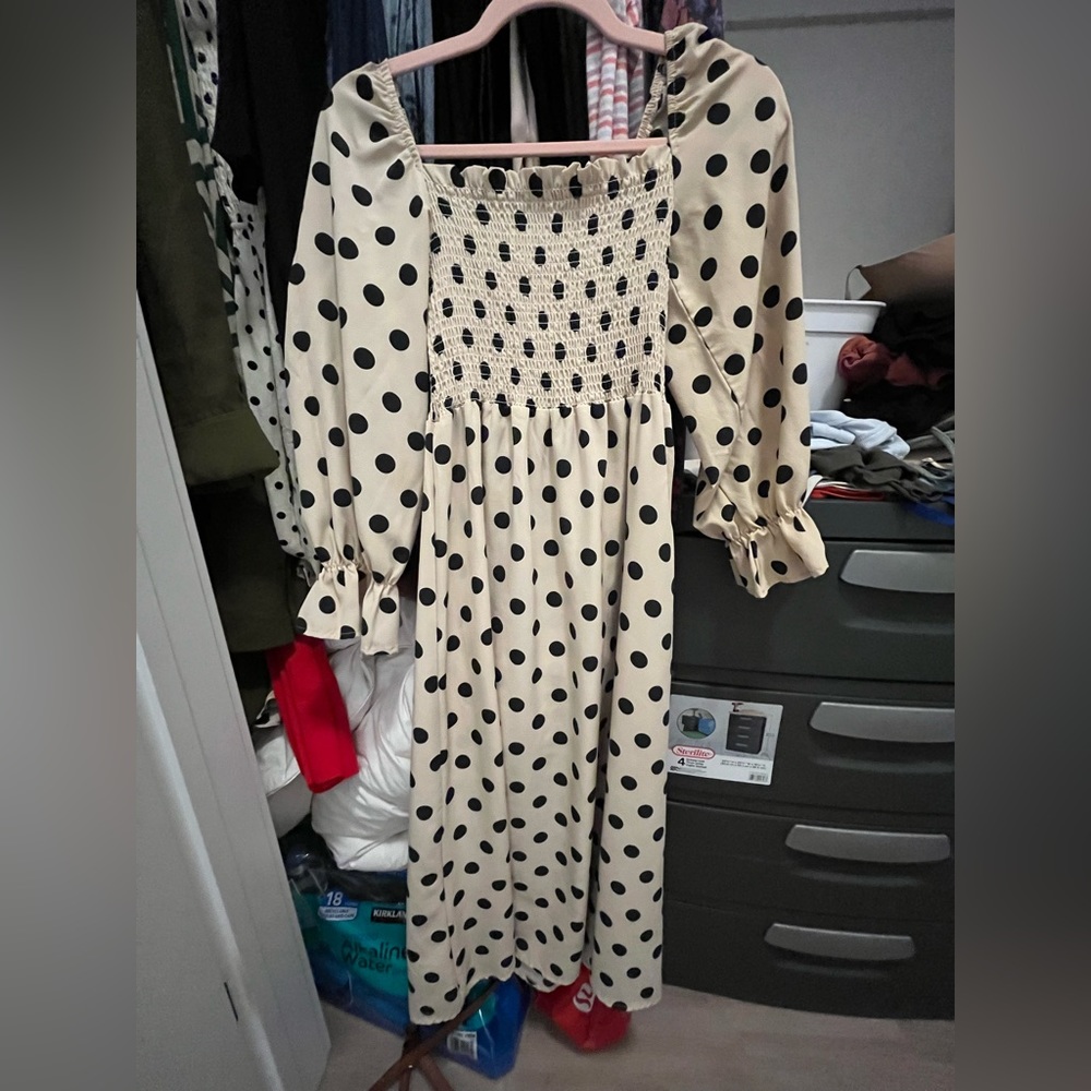 Polka dot dress with puffy sleeves